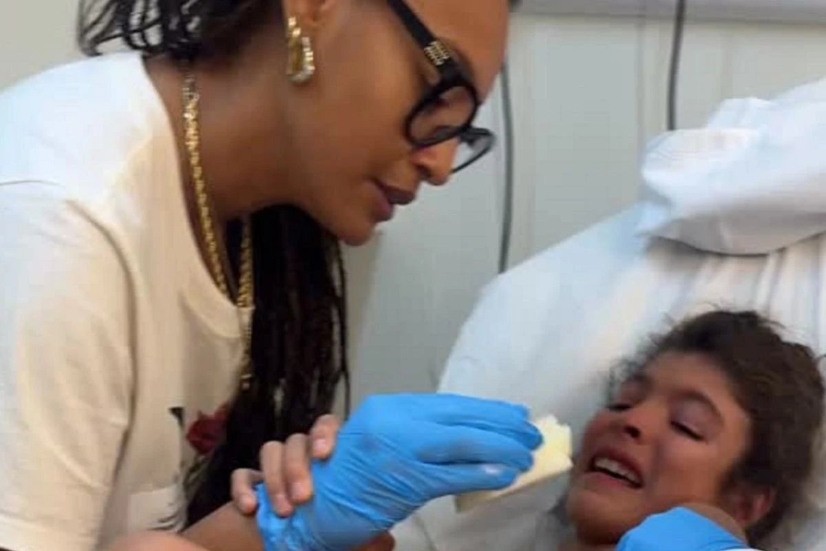 Sheron Menezzes passa susto no hospital com filho e se