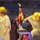 Video mostra o momento em que Alcione cai durante show