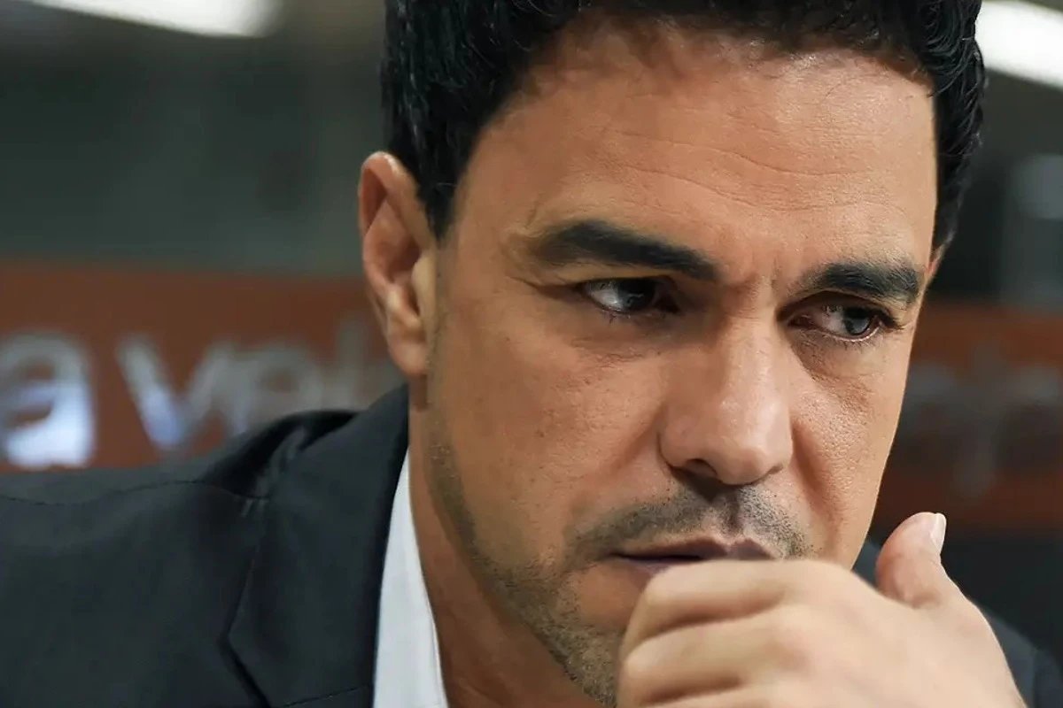 Zeze Di Camargo recebe homenagem de sosia mas o que