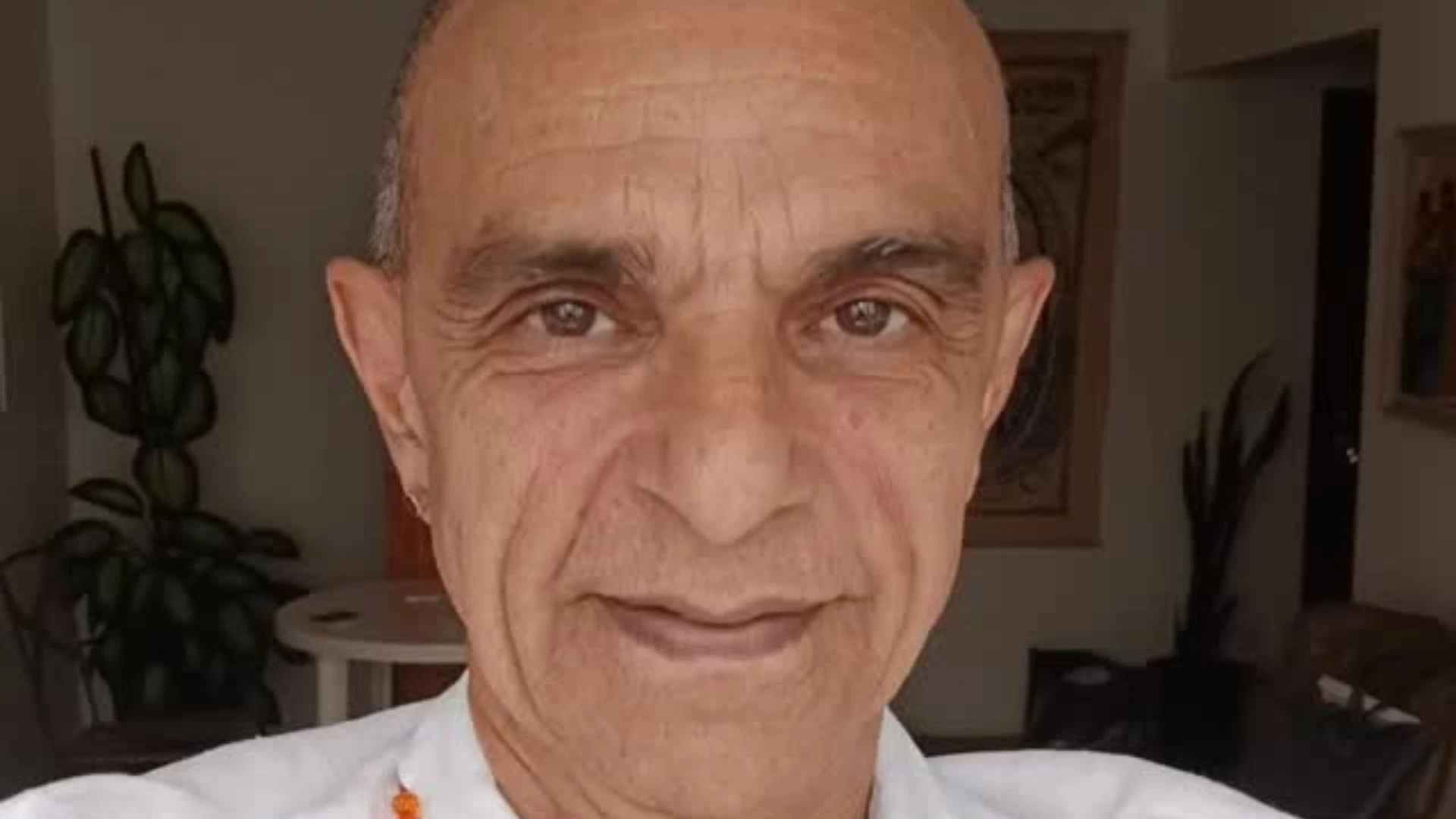 ator viveu Gandhi e Chico Xavier.webp