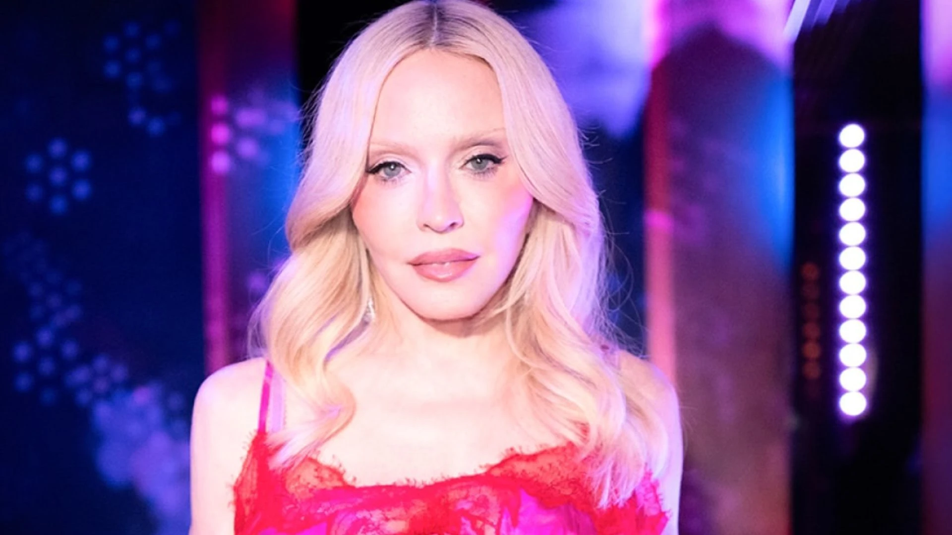 o que Madonna fala no album Confessions II.webp