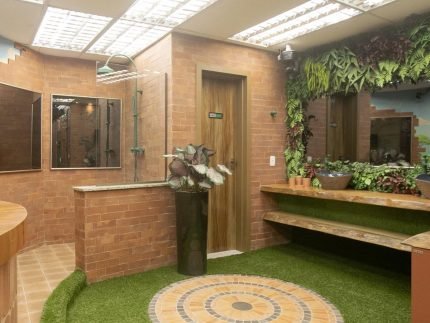1786413472 Participante do Big Brother defende urinar em chuveiro coletivo e