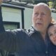 Ao lado do pai o ator Bruce Willis Rumer fala