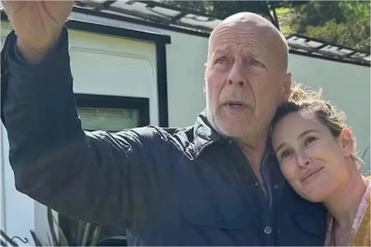 Ao lado do pai o ator Bruce Willis Rumer fala