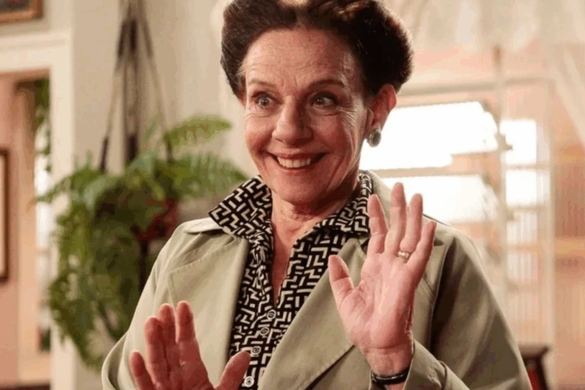 Atriz Rosi Campos e vista deixando crematorio recebe apoio mas