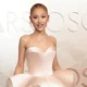 Atriz e criticada apos dizer que Ariana Grande estaria.webp