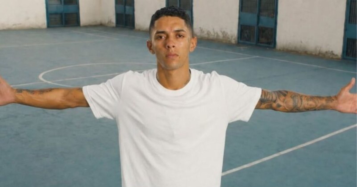 Buzeira deixa cadeia apos passar 10 meses preso e comemora