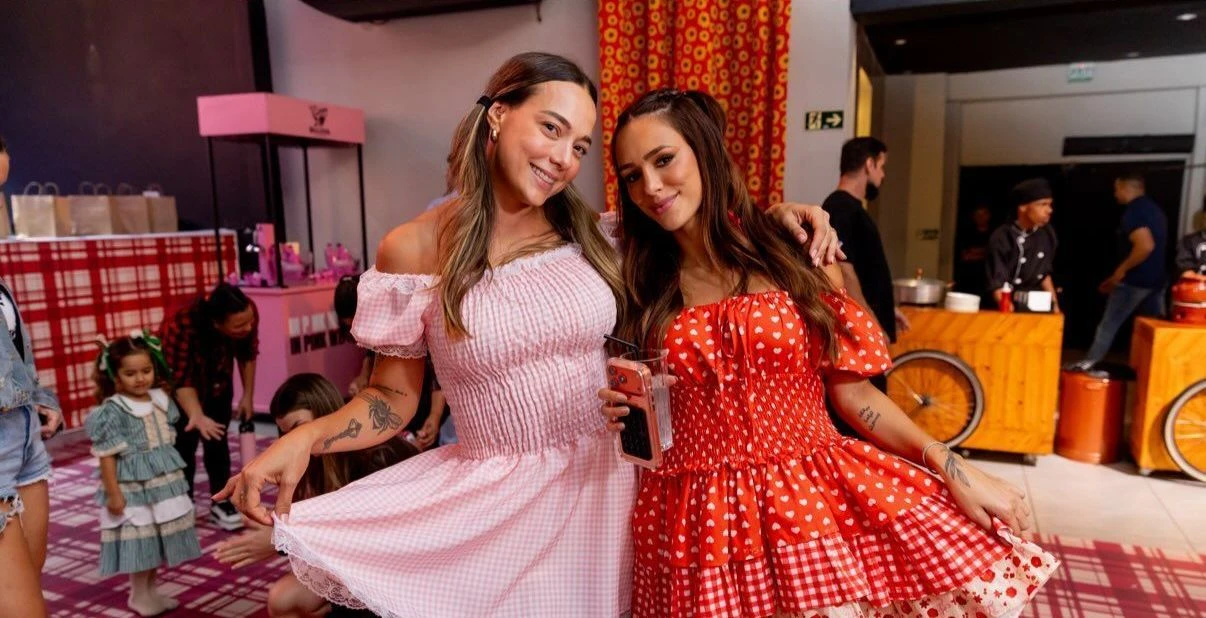 Carol Dantas e Bruna Biancardi posam juntas em festa.webp