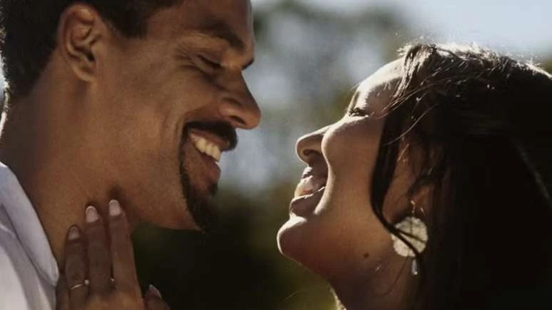 Casal de atores famosos anuncia noivado apos relembrar ataques.webp