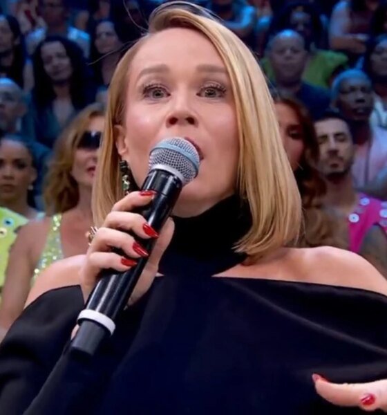 Durante o Domingao Mariana Ximenes recebe noticia de ultima hora