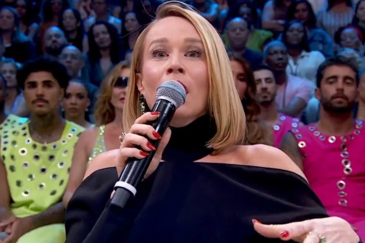 Durante o Domingao Mariana Ximenes recebe noticia de ultima hora