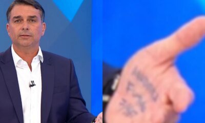 E isso que estava escrito na mao de Flavio Bolsonaro