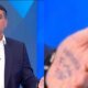 E isso que estava escrito na mao de Flavio Bolsonaro