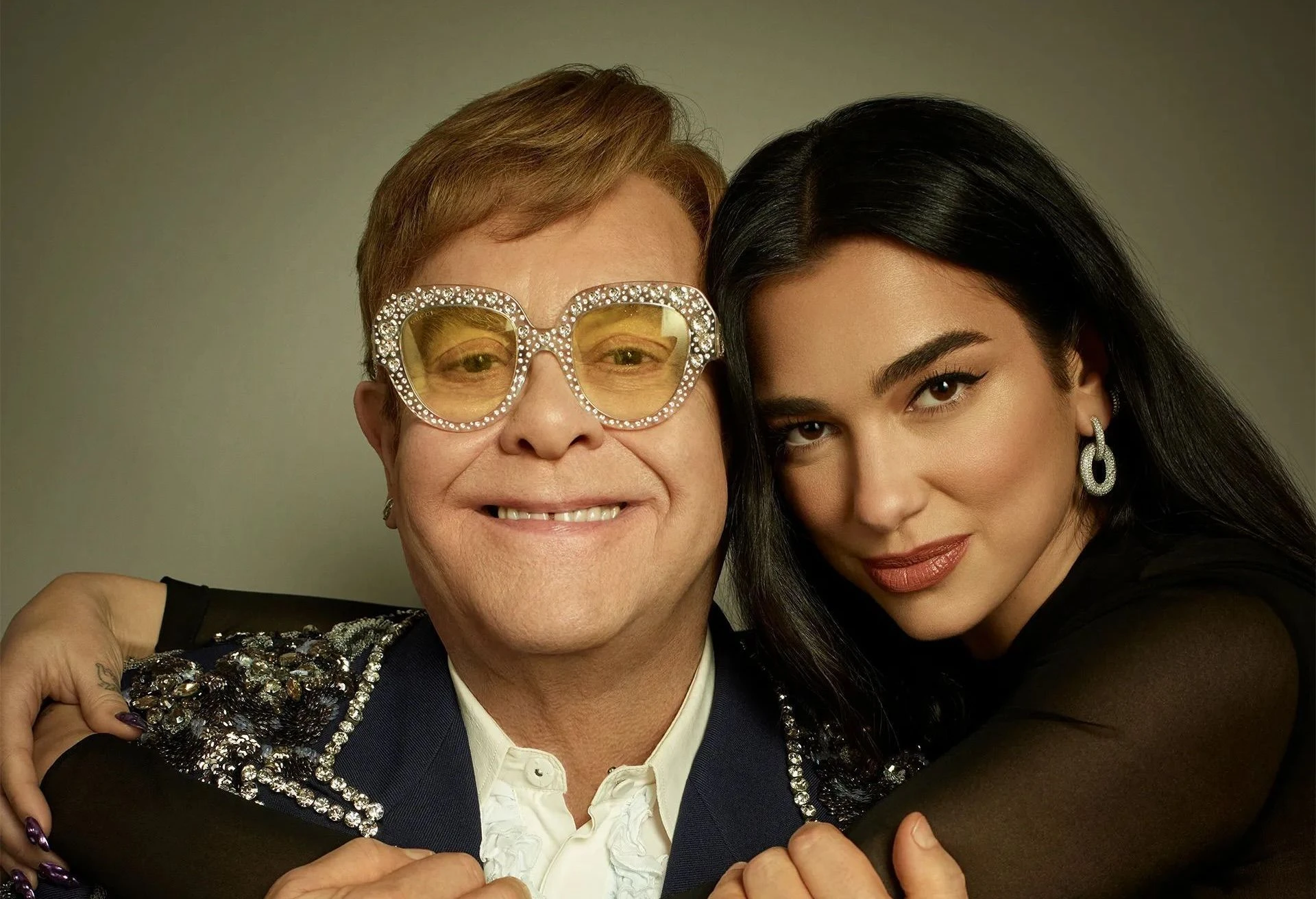 Elton John celebra cinco anos de parceria com Dua.webp