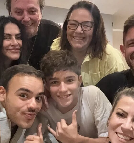 Fabio Jr posta fotos com os filhos e detalhe chama