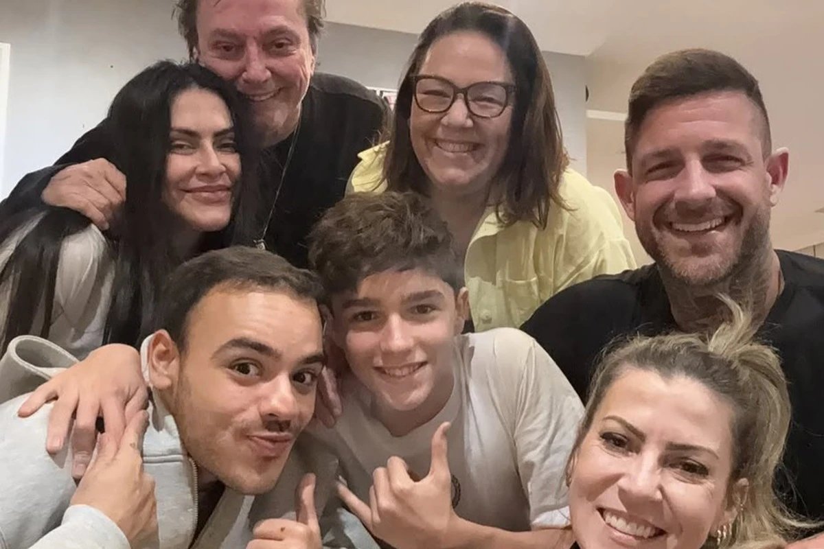 Fabio Jr posta fotos com os filhos e detalhe chama
