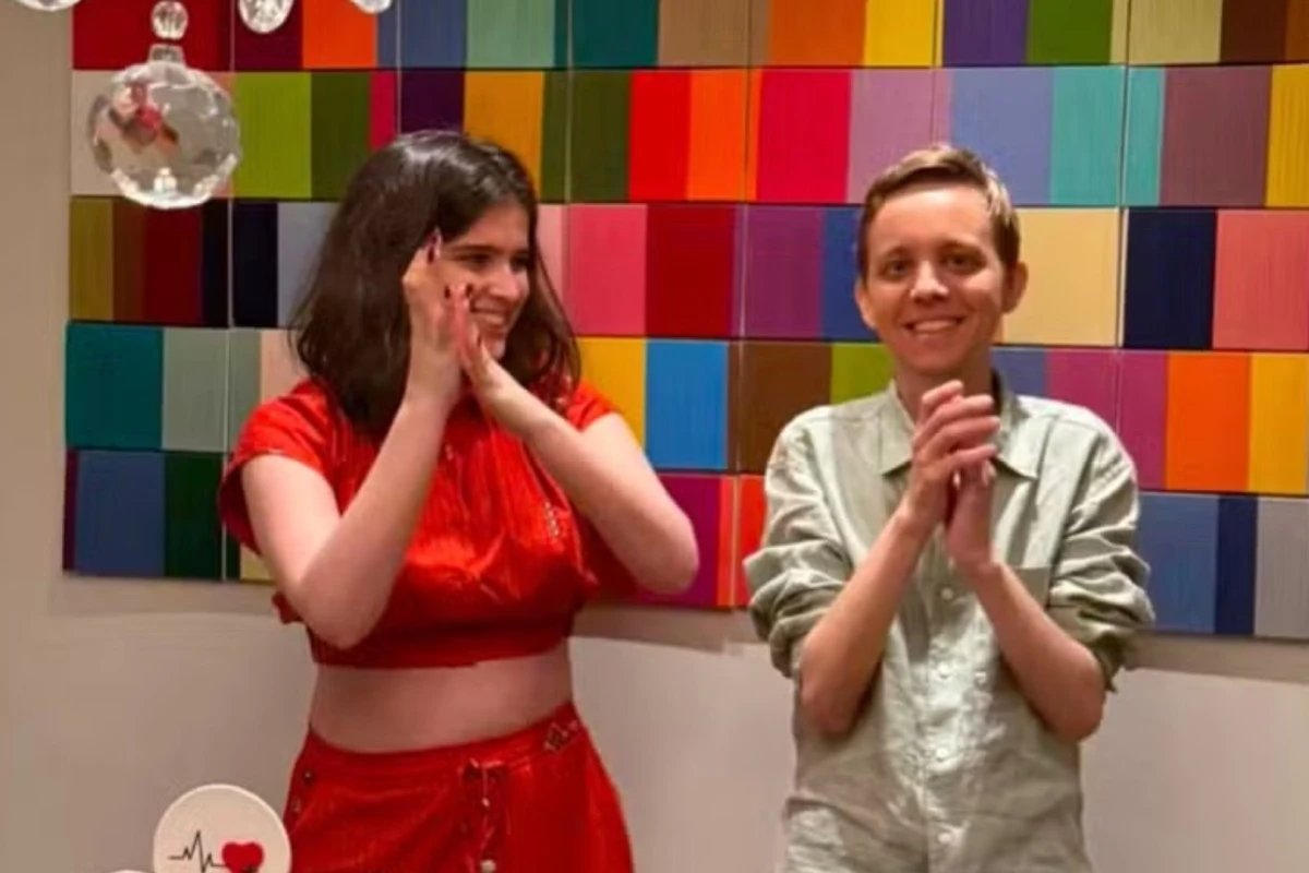 Filha de Tadeu Schmidt celebra aniversario do noivo e faz