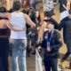 Flagra no Barretao Ze Felipe deixa show abracado com morena