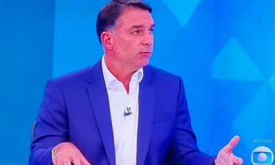 Flavio Bolsonaro vai a sabatina na Globo com cola escrita