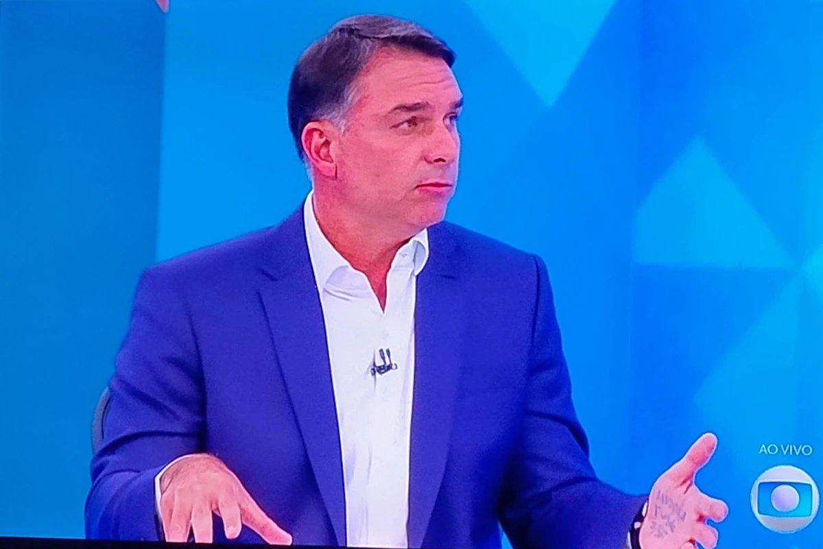 Flavio Bolsonaro vai a sabatina na Globo com cola escrita