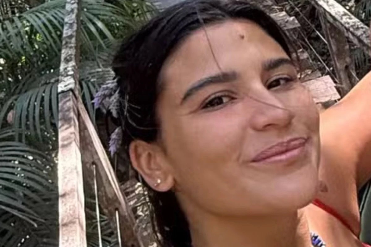 Giulia Costa assume romance e surge em clima intimo em