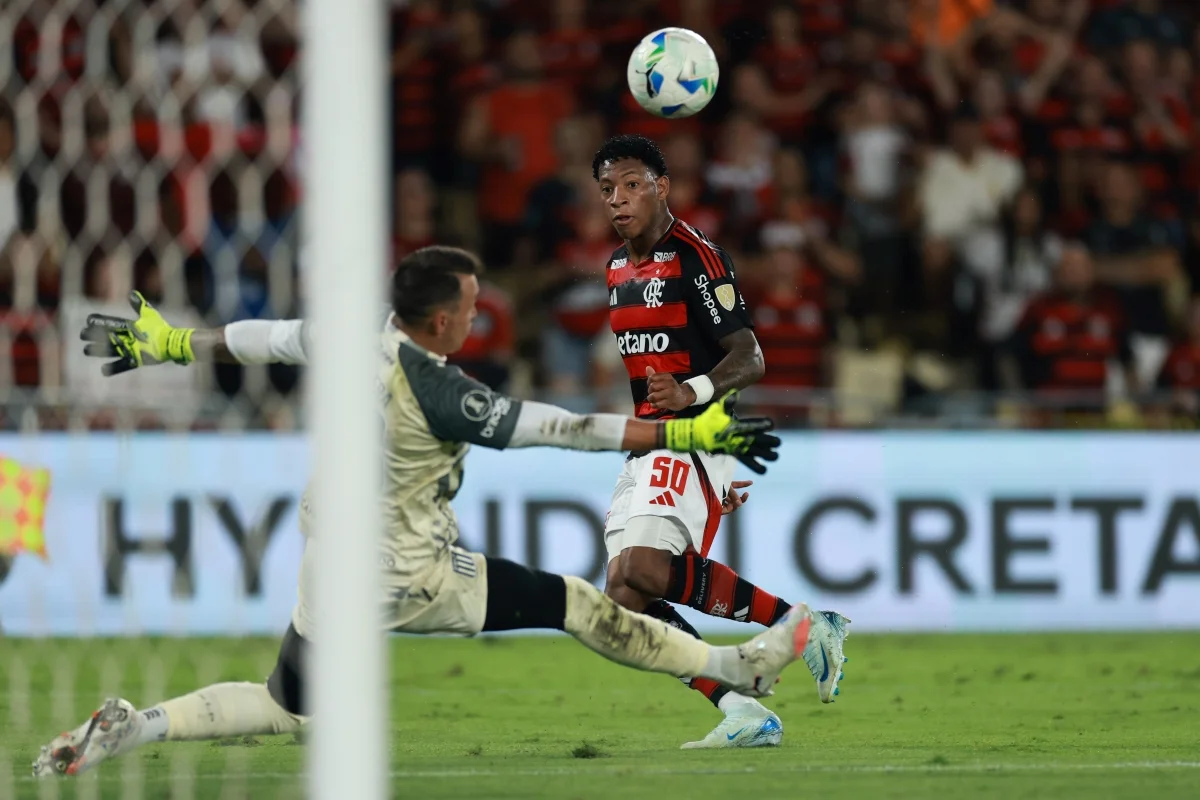 Gonzalo Plata deixa o Flamengo e embarca para a Russia.webp