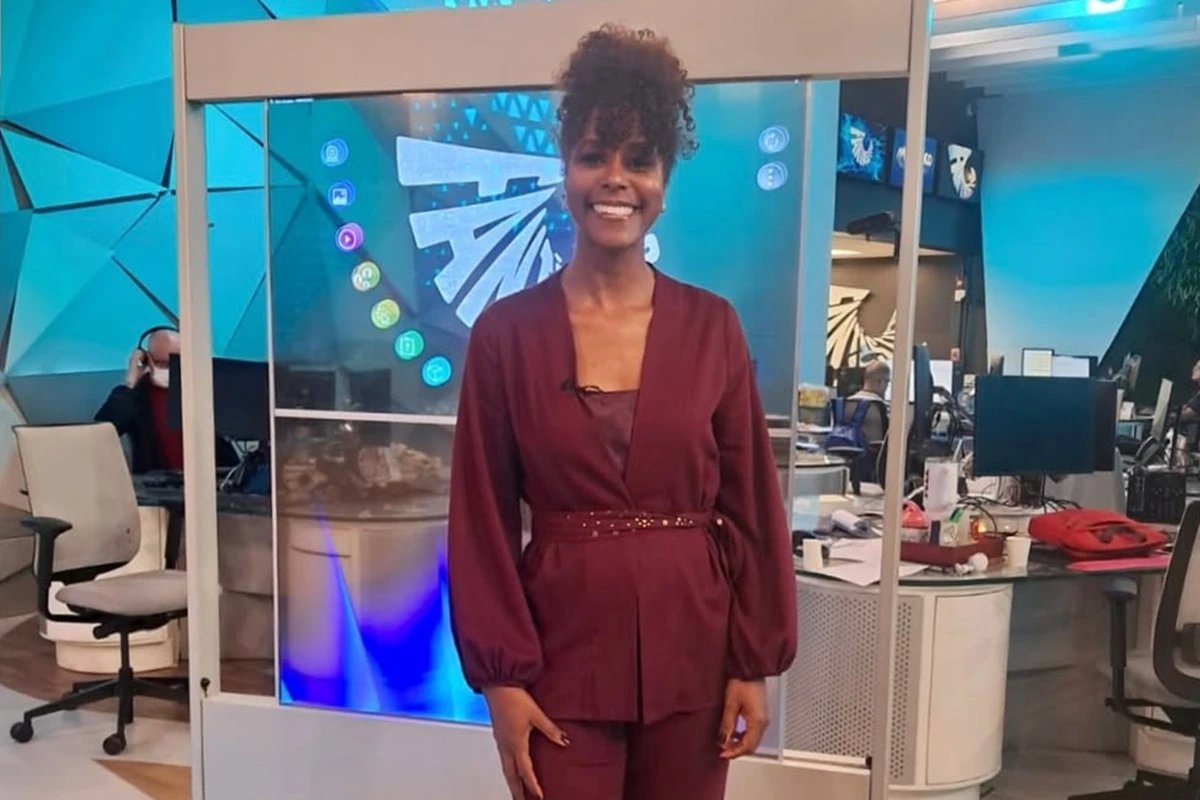 Gravida Maju Coutinho revela primeira foto da barriga nos estudios