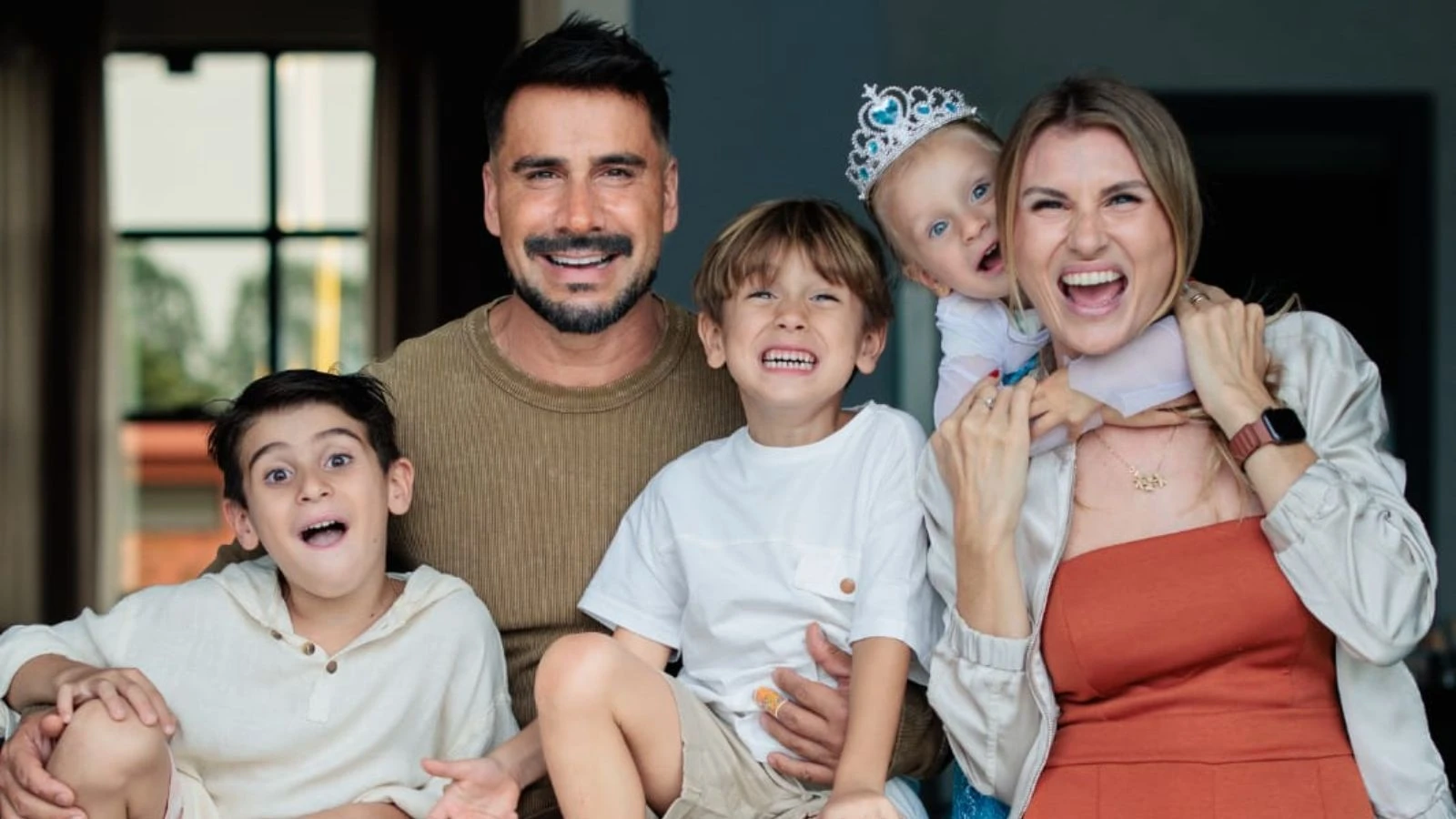Julio Rocha celebra nascimento do quarto filho apos complicacoes.webp