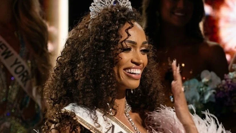 Mae e coroada como Miss Estados Unidos pela primeira.webp
