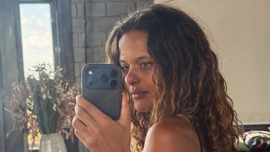 Quem e a atriz viajando com Juliano Floss apos.webp