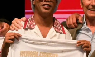Ronaldinho Gaucho e apresentado por clube da Italia e pode.webp