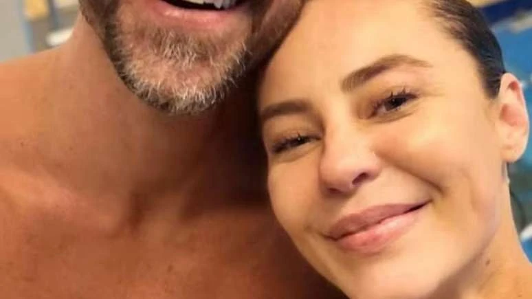 Solteira Paolla Oliveira surge em piscina com ator da.webp