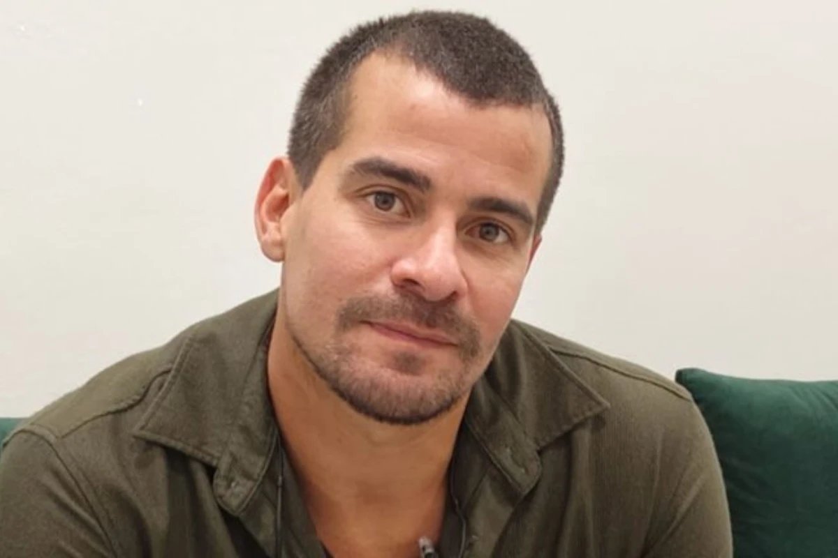 Thiago Martins oficializa romance com ex bailarina do Domingao e ex namorada