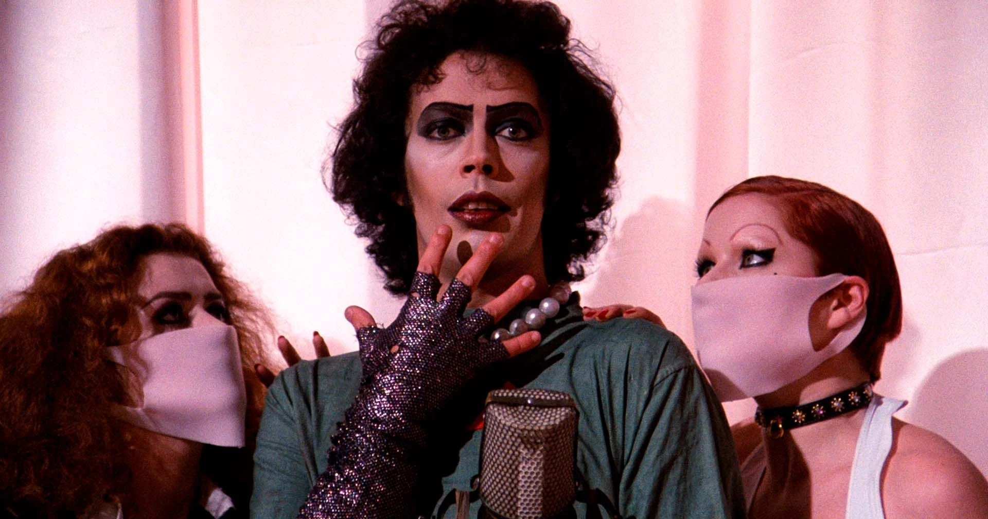 Tim Curry terminou de gravar um ultimo filme antes.webp