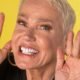 Xuxa brinca com criticas sobre figurino ao mostrar habilidades em