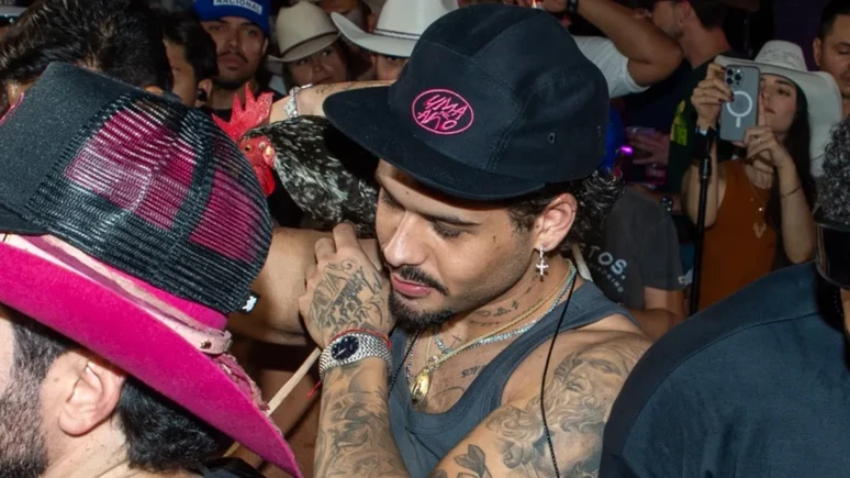 Ze Felipe surpreende em Barretos com galo no ombro.webp