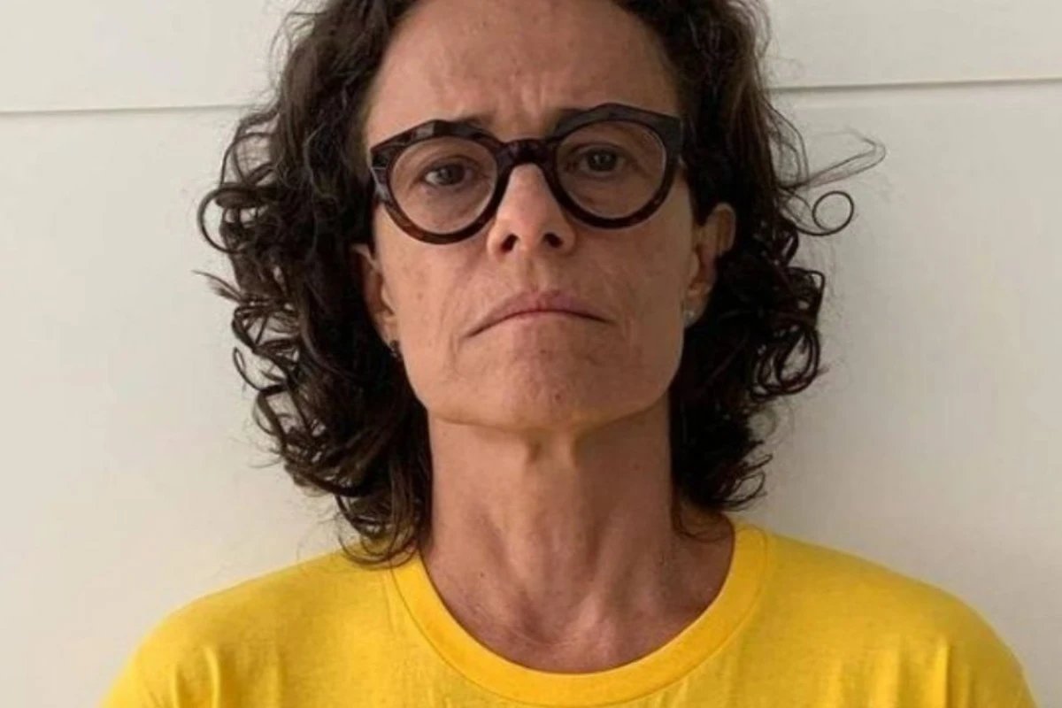 ‘Me empurrou na cama e disse ‘Vou te mostrar o