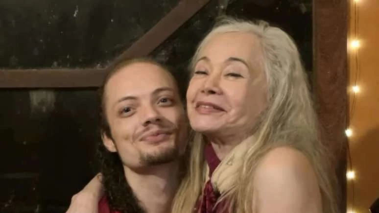Aos 77 anos Tania Alves comemora aniversario ao lado.webp