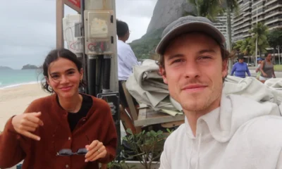 Apaixonado Shawn Mendes posa com Bruna Marquezine em desfile.webp