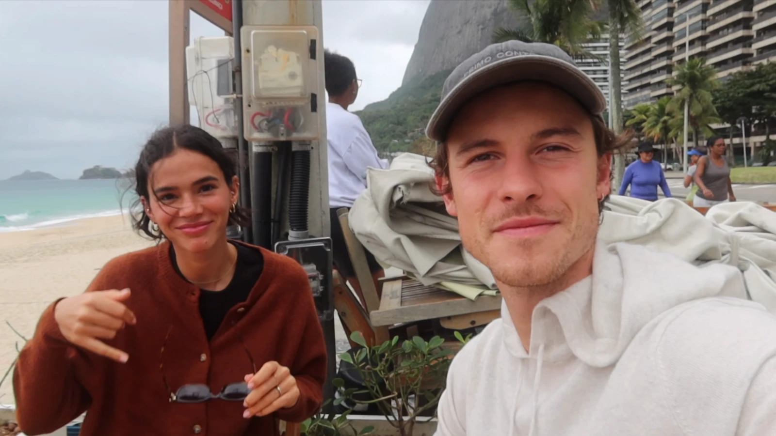 Apaixonado Shawn Mendes posa com Bruna Marquezine em desfile.webp