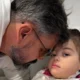 Apos 2 semanas de internacao filhos de Cazarre visitam.webp
