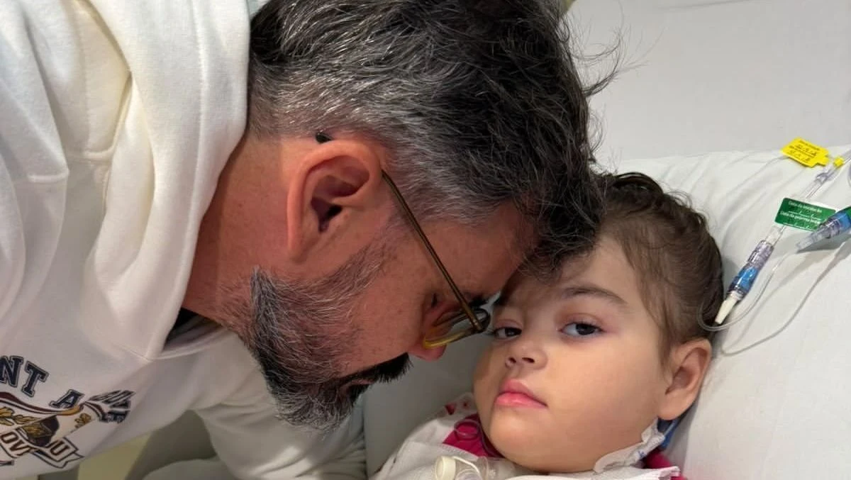 Apos 2 semanas de internacao filhos de Cazarre visitam.webp
