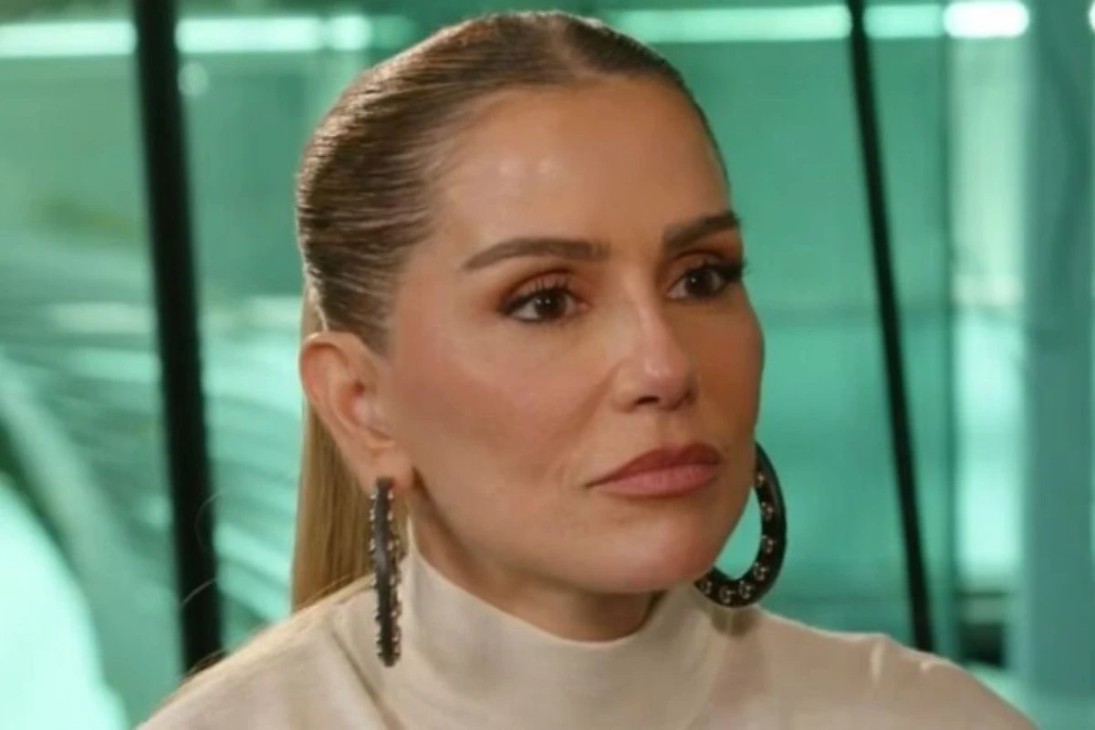 Apos adiar casamento Deborah Secco compartilha carta misteriosa e chama
