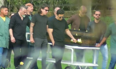 Atitude de Renner ao lado do caixao de Rick comove