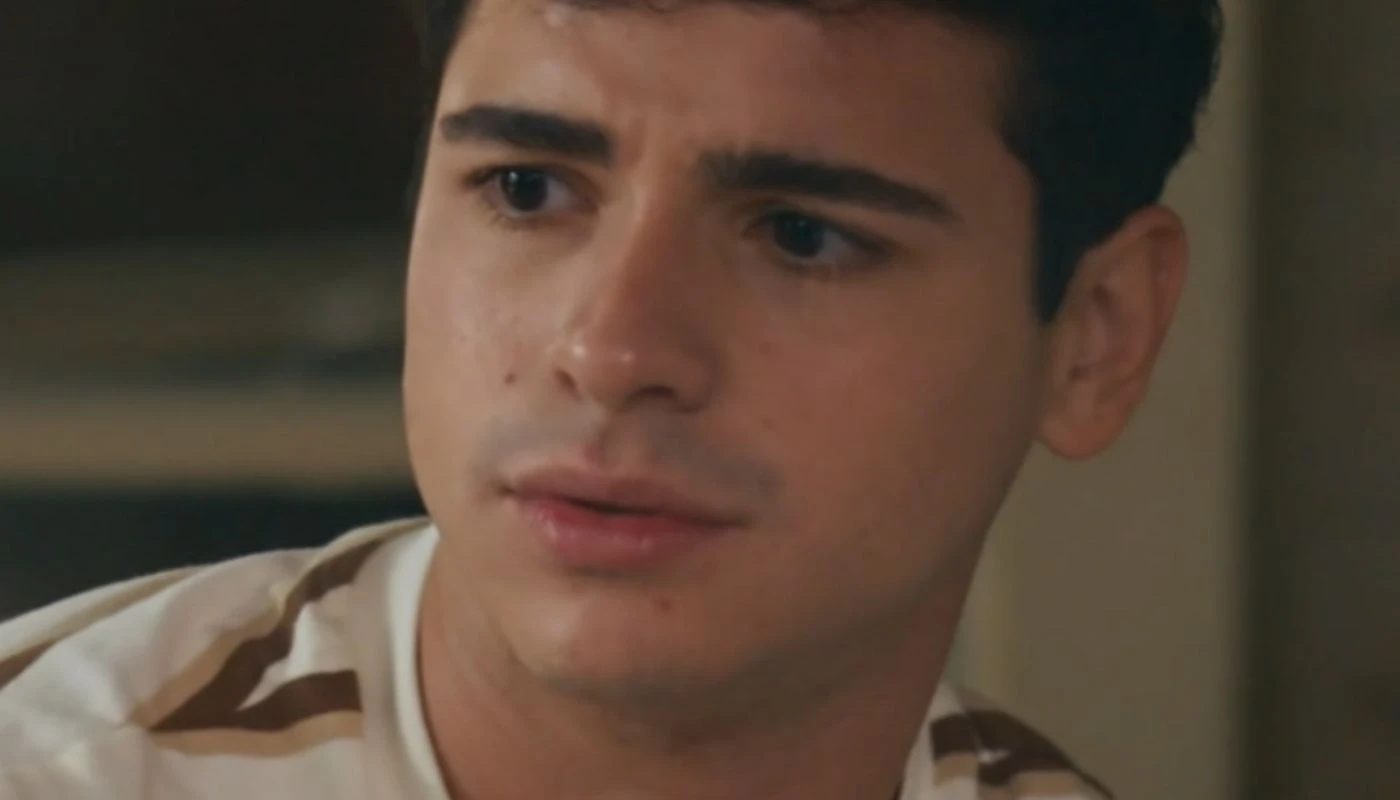 Ator de Quem Ama cuida acusa streamer de homofobia.webp