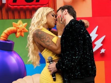 Cariucha e Bruno Talamo trocam beijao durante gravacao do SuperPop
