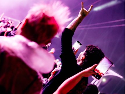 Casal famoso deixa area VIP do Rock in Rio apos