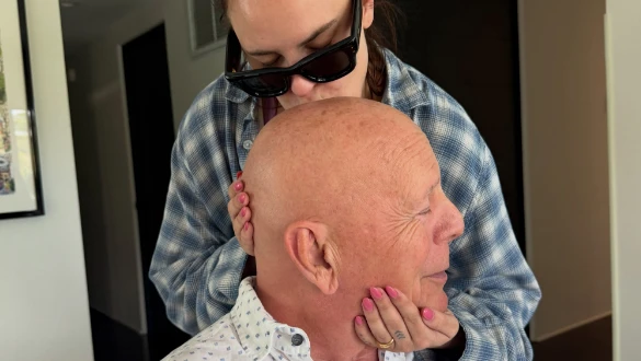 Com demencia Bruce Willis aparece em raro registro com.webp