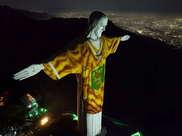Cristo Redentor entra no clima da NFL e faz homenagem