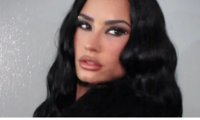 Demi Lovato e flagrada em aviao e diverte fas.webp